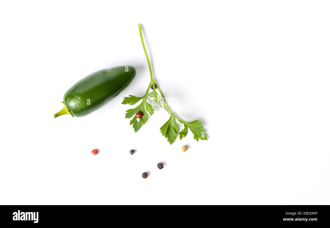Verde peperoni jalapenos su sfondo bianco isolato Foto Stock