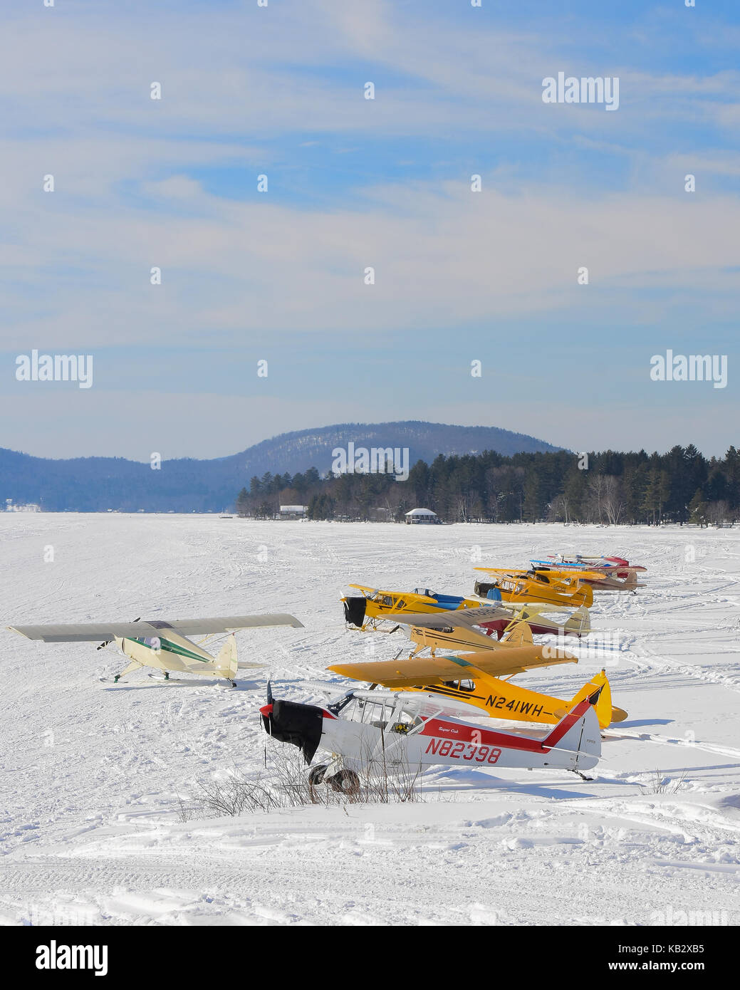 Piano di sci anno sul Lago Pleasant nelle Montagne Adirondack. Foto Stock