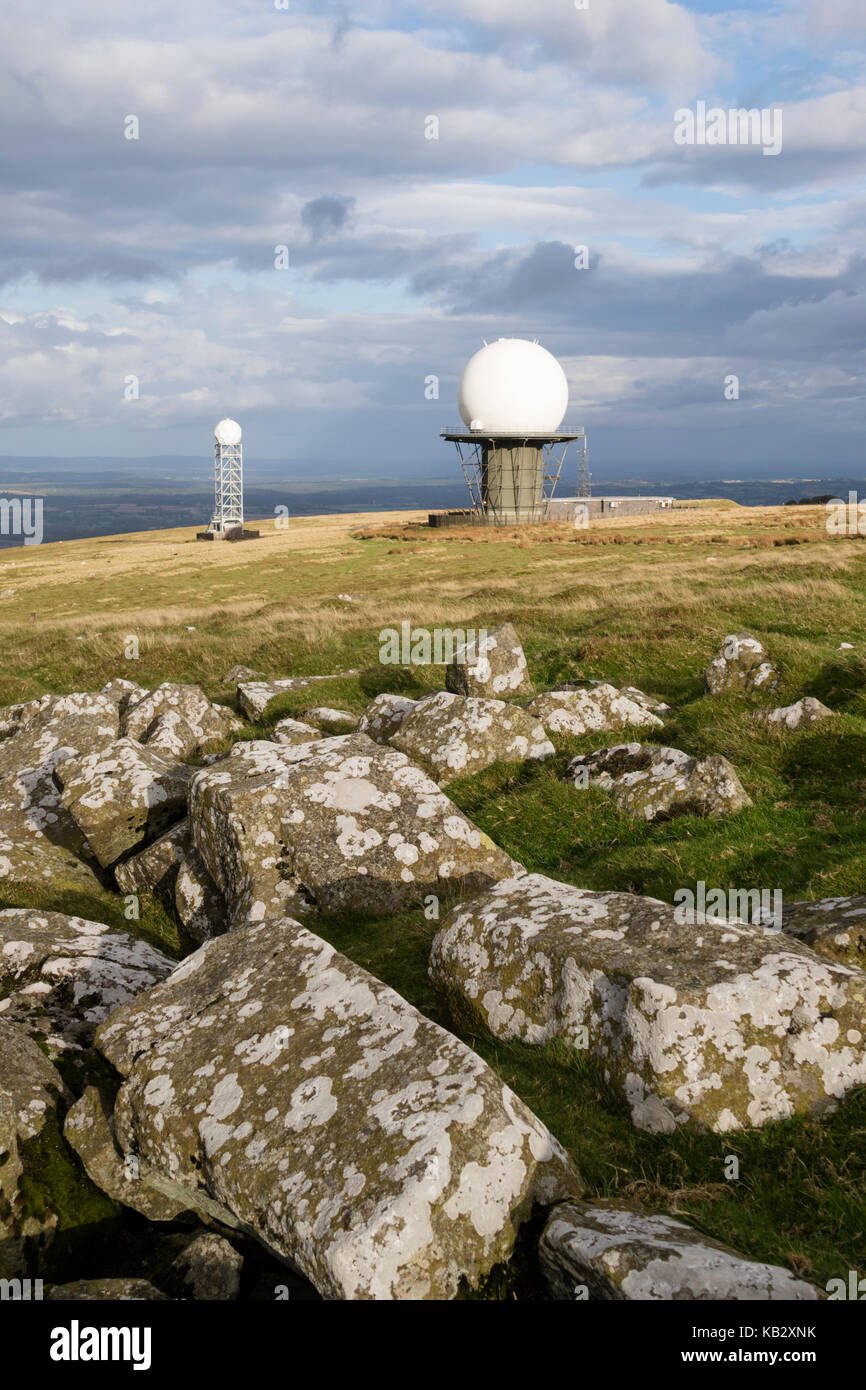 Titterstone Clee Hill e le cupole radar azionato dal sistema nazionale di servizi di traffico aereo, Shropshire, Inghilterra, Regno Unito Foto Stock