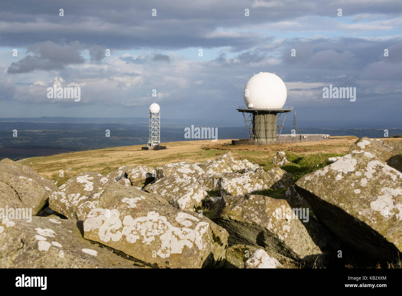 Titterstone Clee Hill e le cupole radar azionato dal sistema nazionale di servizi di traffico aereo, Shropshire, Inghilterra, Regno Unito Foto Stock