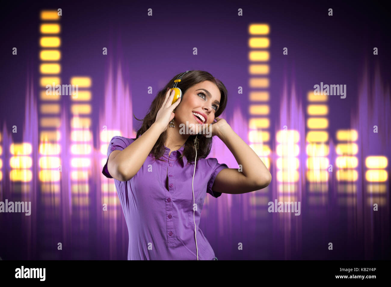 Giovane ragazza felice con le cuffie per ascoltare musica Foto Stock
