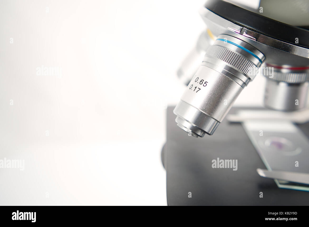 Close up delle lenti di un microscopio su sfondo bianco, concetto scientifico per il modello di presentazione. scientifico o strumento medico Foto Stock