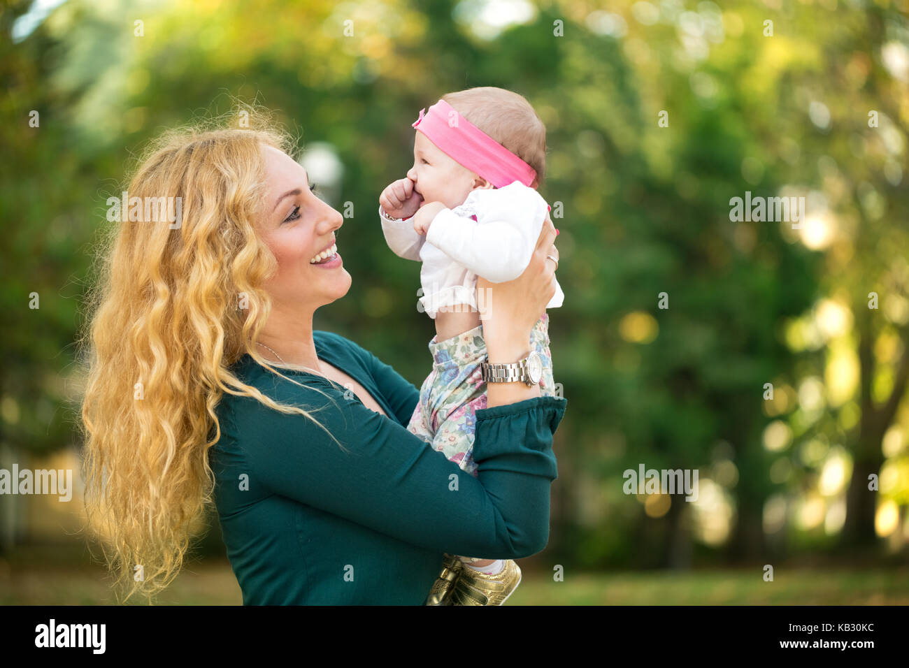 Ritratto di Allegro mom con baby outdoor Foto Stock
