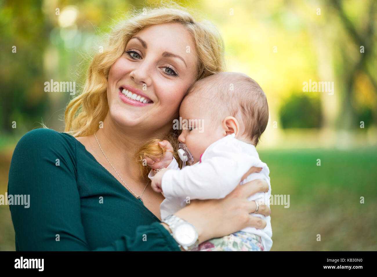 Madre amorevole con baby girl outdoor Foto Stock