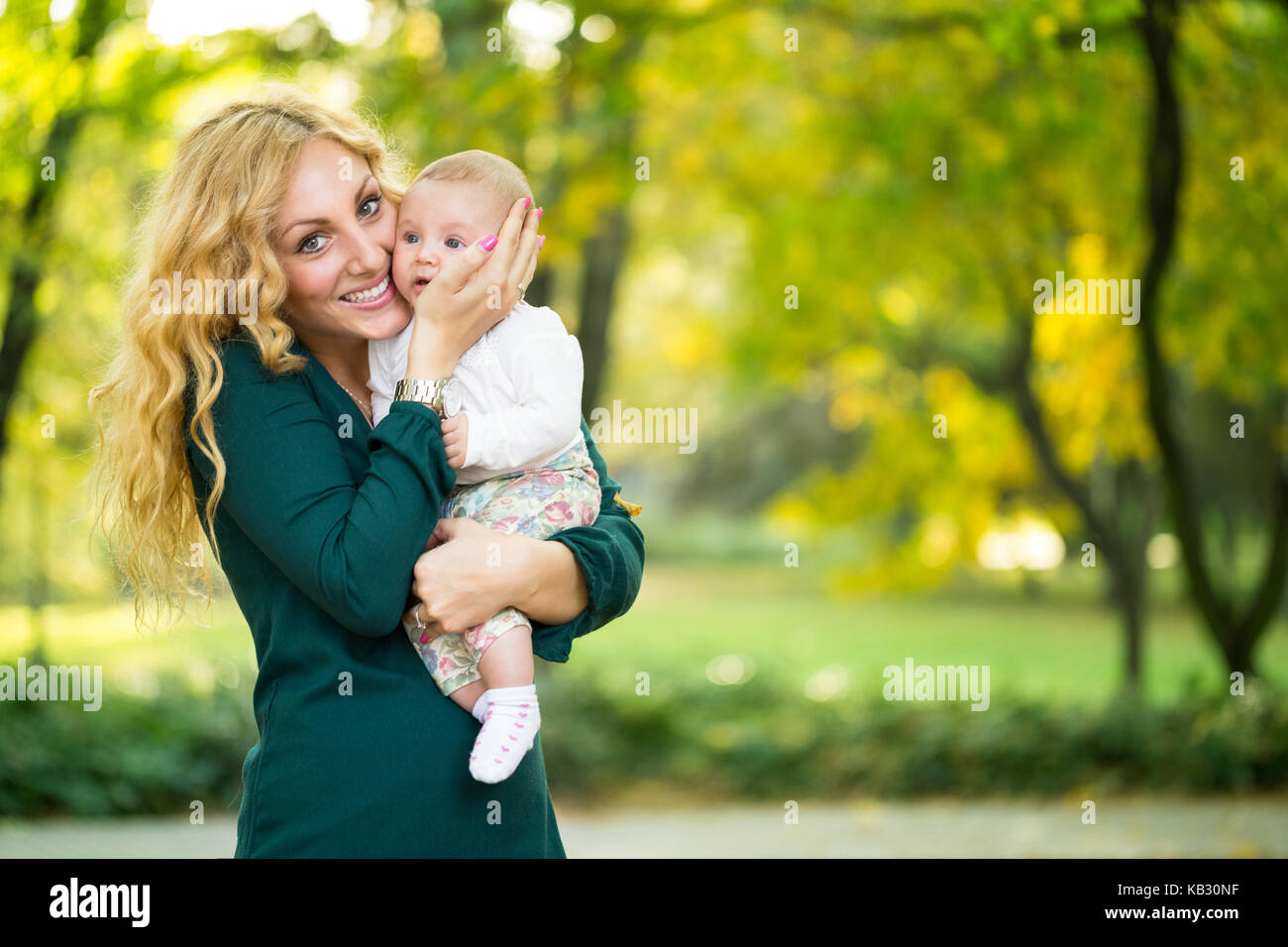 Ritratto di giovane madre con bambino, per esterno Foto Stock
