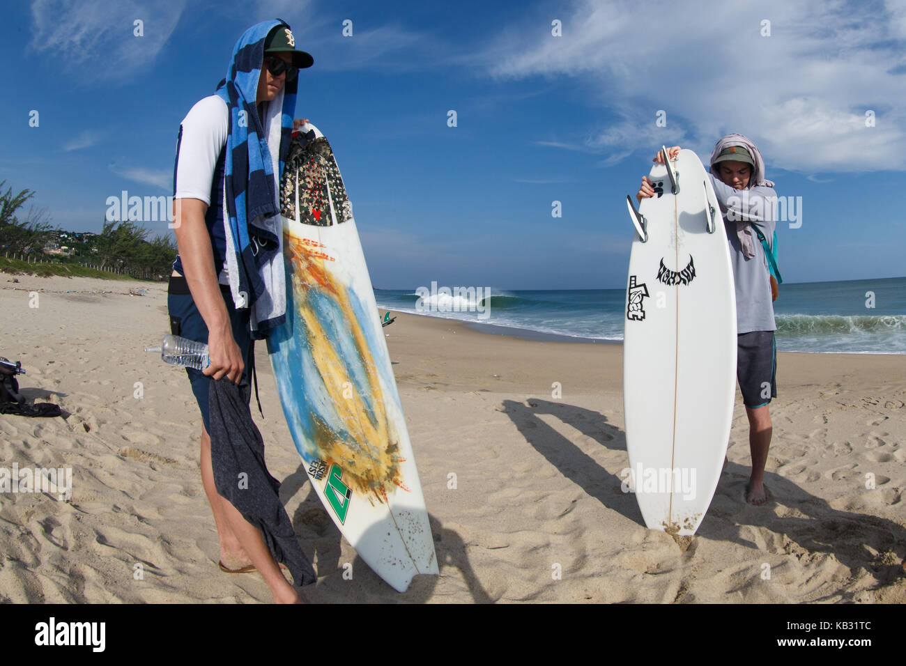 Surfisti sulla spiaggia con onda perfetta, salina cruz, oaxaca, Messico. luglio 22, 2017. Foto Stock