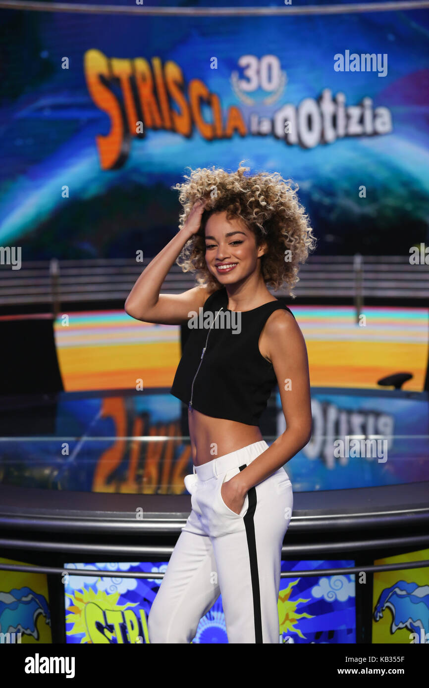 Milano, Italia. Xxii Sep, 2017. mikaela neaze silva la bionda 'velina' di 'striscia la notizia' 2017 credit: Luca marenda/Pacific press/alamy live news Foto Stock