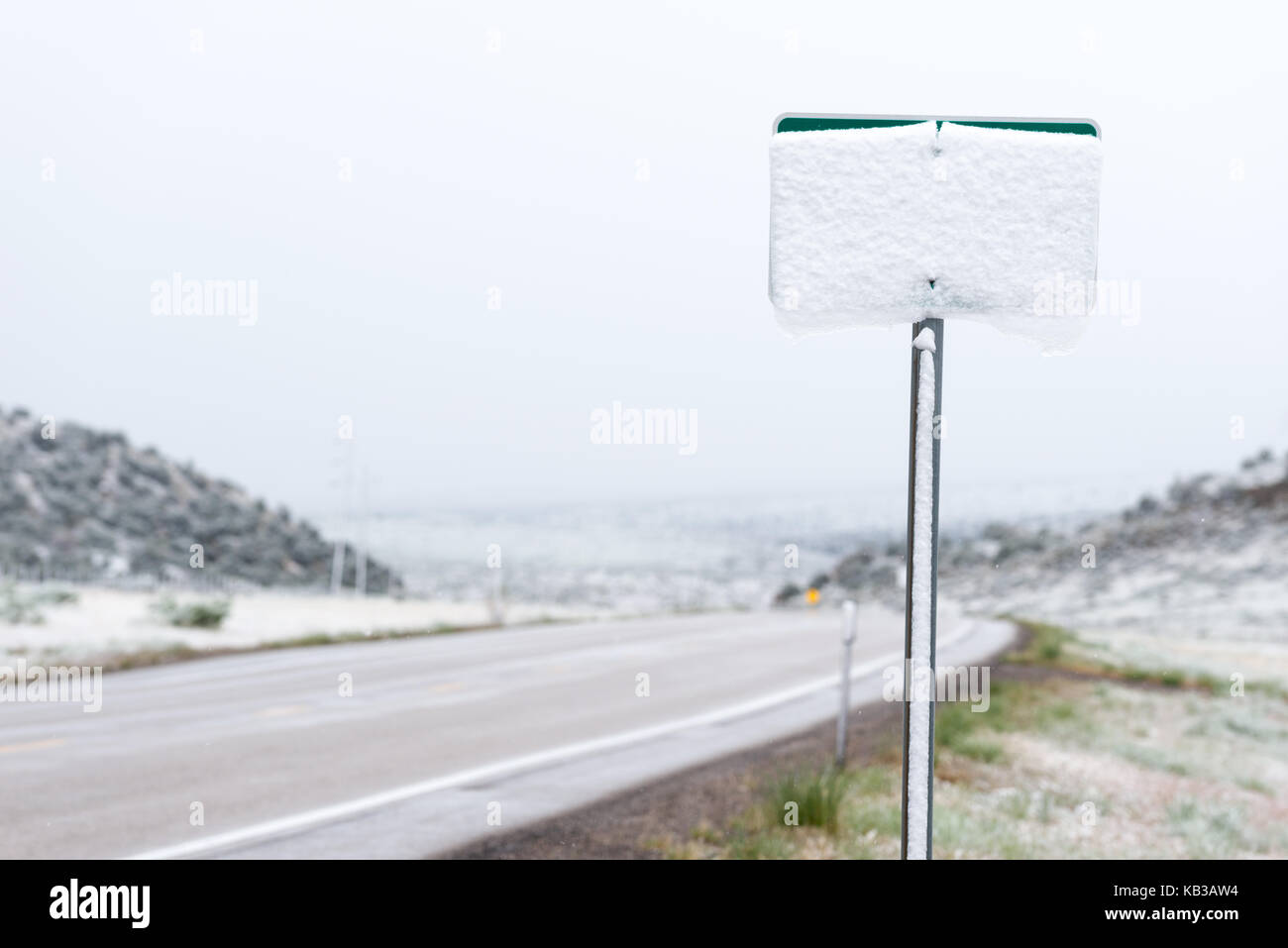 Coperta di neve autostrada sign in Utah. Foto Stock