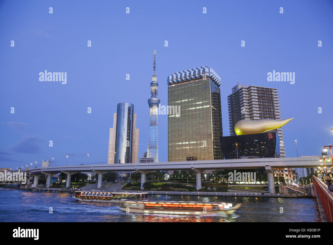 Giappone, Honshu, Tokyo, Asakusa, alta sorge, edifici per uffici e torre skytree, sumidagawa river, Foto Stock