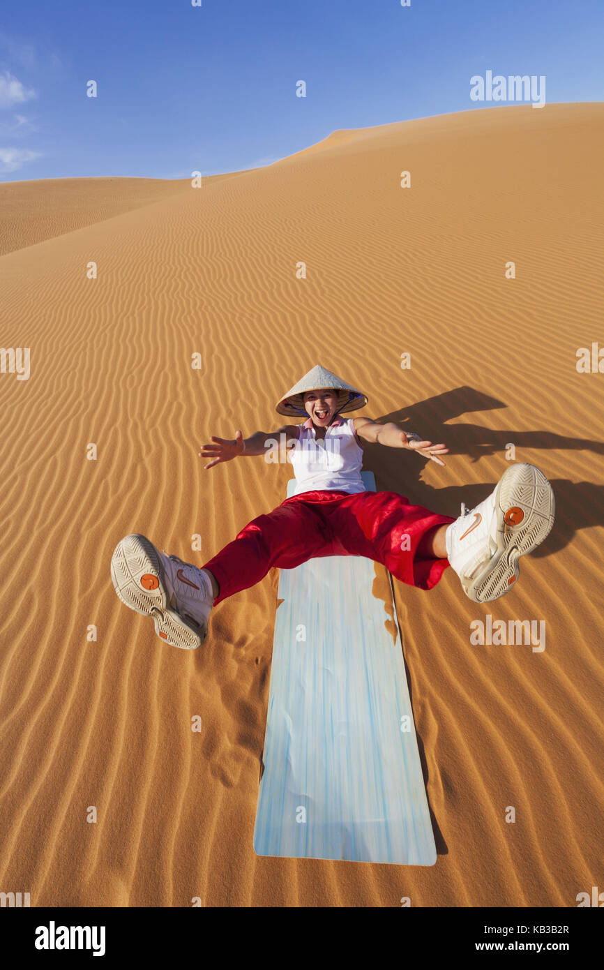 Il Vietnam, mui ne, dune di sabbia, turistico scivola dune di sabbia verso il basso, Foto Stock