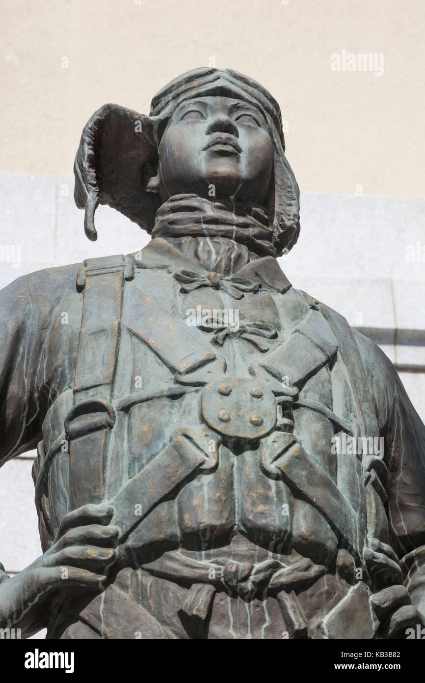 Giappone, Honshu, Tokyo, Santuario Yasukuni, statua di un pilota giapponese di fronte al yushukan essendo museum, Foto Stock