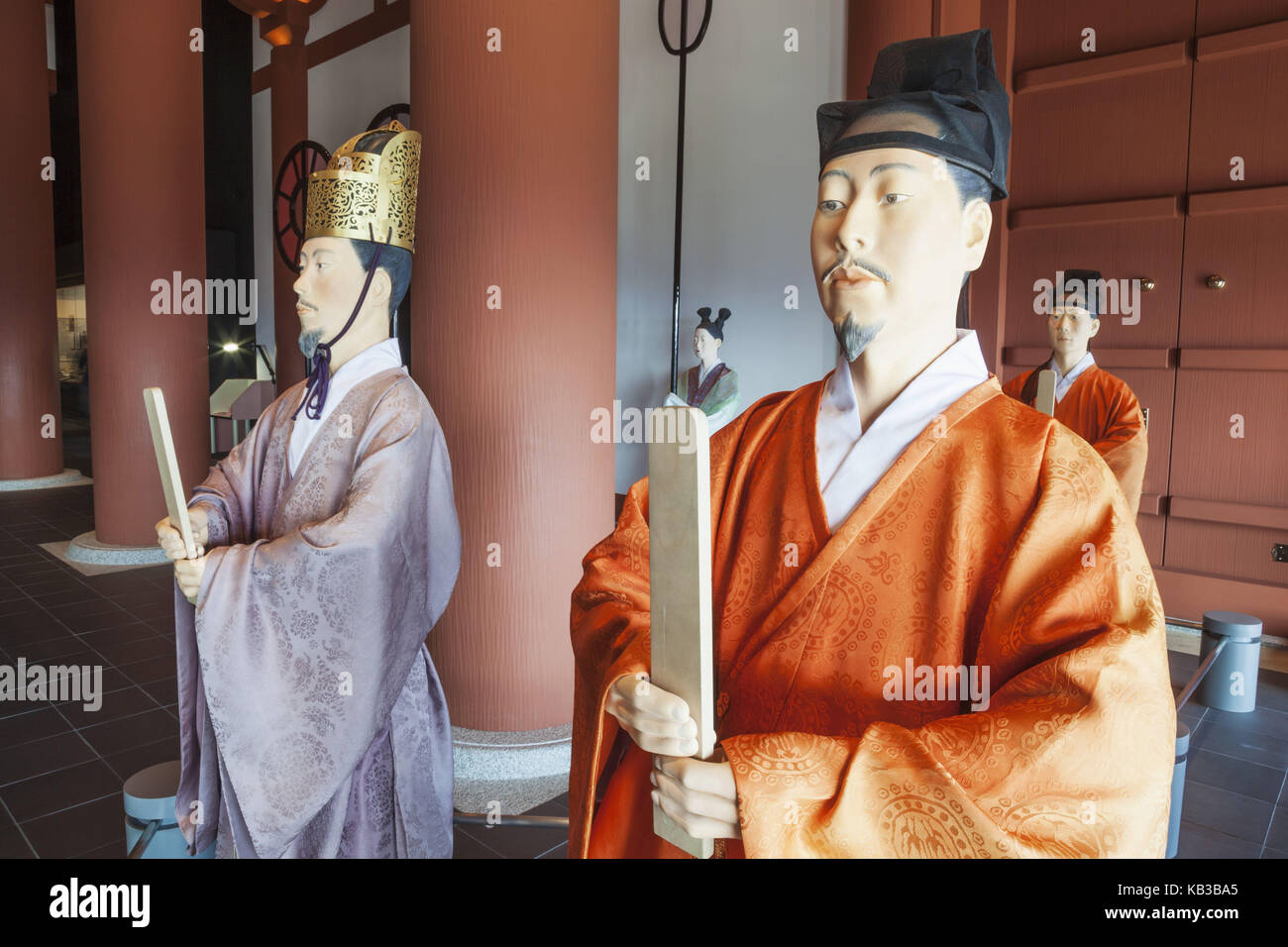 Giappone, Honshu, Kansai di Osaka, Osaka museo di storia, presentano delle figure storiche nei tradizionali costumi storici, Foto Stock