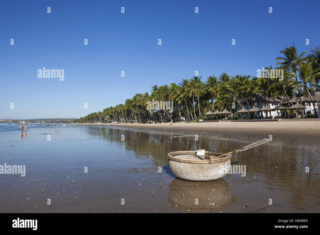 Vietnam, Mui NE, Mui NE Beach, tipica barca da pesca 'Coracle' sulla spiaggia, Foto Stock