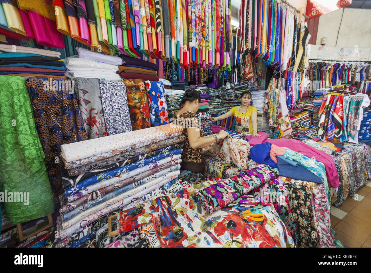 Vietnam, Nha Trang, mercato centrale Cho Dam, vendita di tessuti colorati, Foto Stock