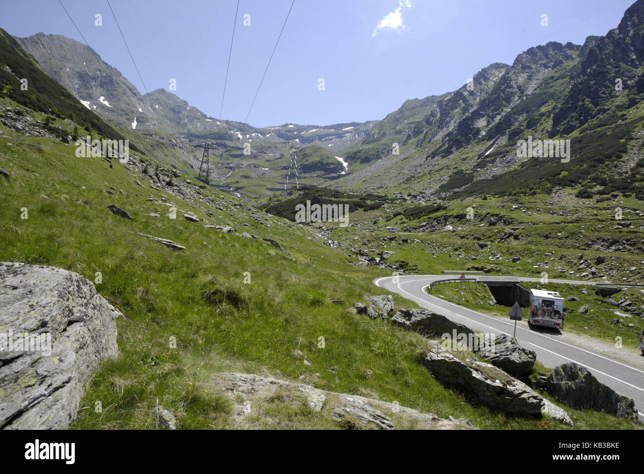 Strada di montagna, strade a serpentina, linea di alimentazione di potenza, scenario, la molla, valea caprei, Sibiu, Romania, europa Foto Stock