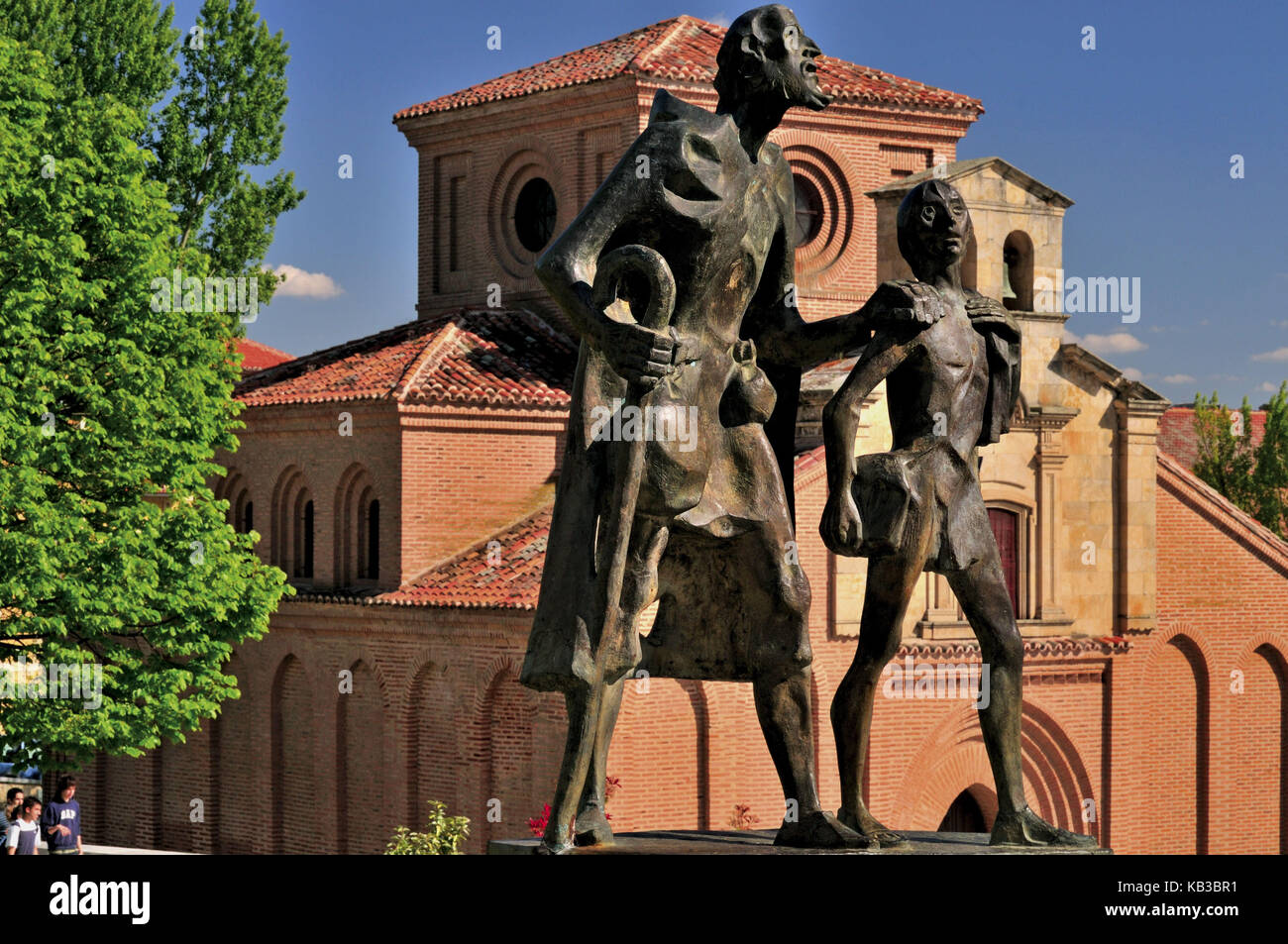 Spagna, Kastilien-Leon, statue di bronzo di fronte alla chiesa romanica di Santiago a Salamanca, Foto Stock