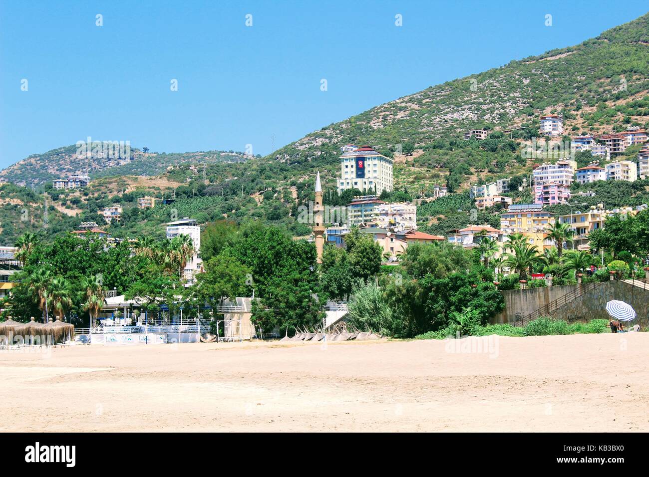 Tipico paesaggio della città dalla spiaggia di cleopatra beach (Alanya, Turchia). Foto Stock