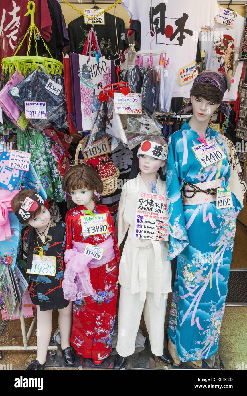 Giappone, Honshu, tokyo asakusa, nakamise dori, strada dello shopping, business, vendite di tipicamente giapponese vestiti per i turisti occidentali, Foto Stock
