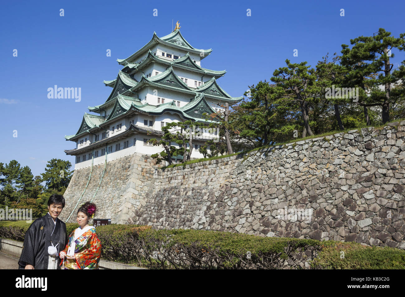Giappone, Honshu, Aichi, Nagoya, il Castello di Nagoya, la sposa e lo sposo in tradizionali abiti giapponesi, Foto Stock