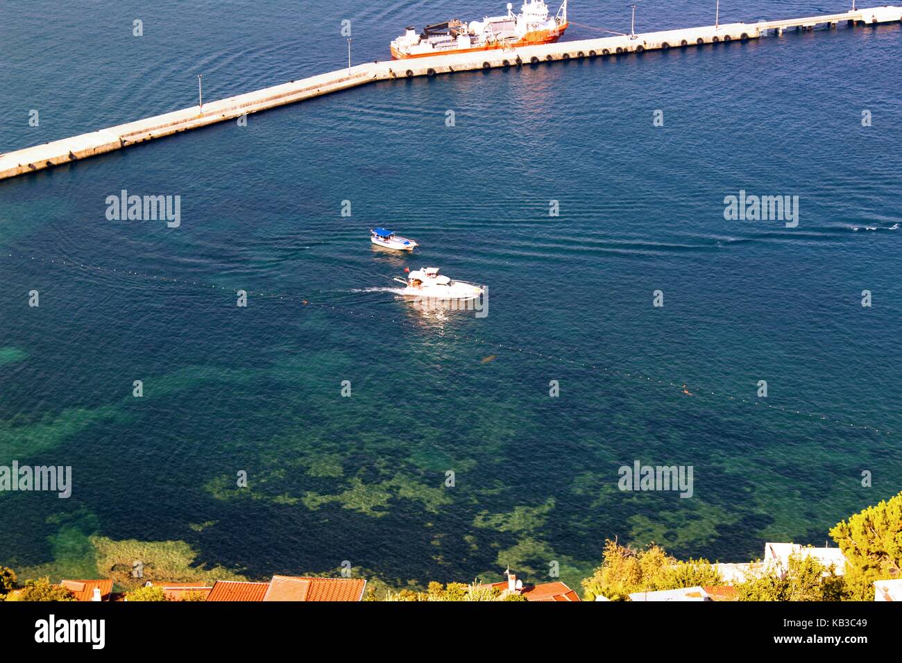 Vista dalla montagna per il porto turco-resort di Alanya - boat, barca e trasporto di carichi secchi. Foto Stock