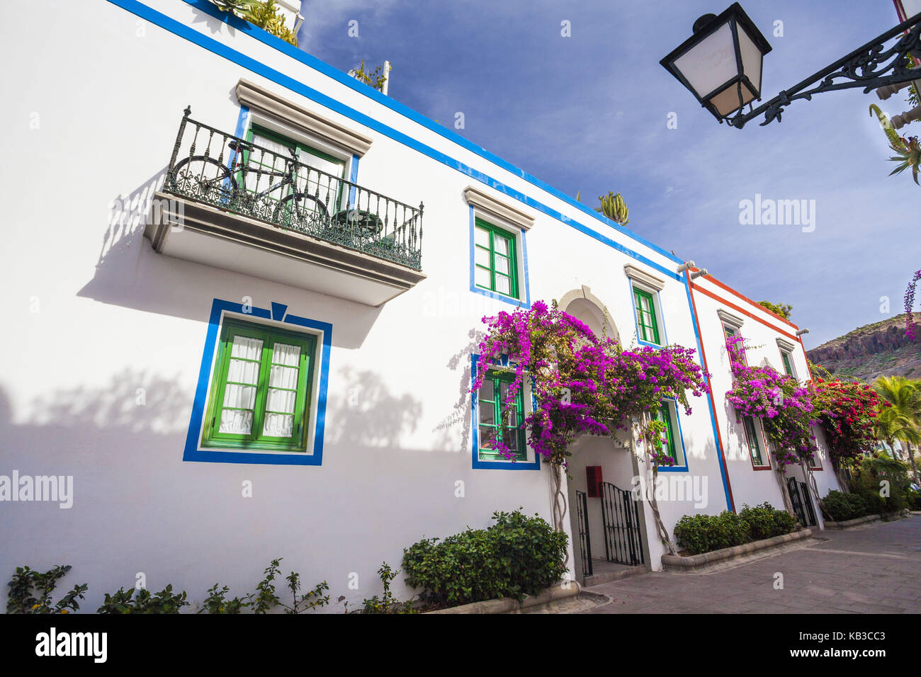 Spagna, Isole Canarie, Gran Canaria, Puerto de Mogan, facciata della casa, bougainvillaea, Foto Stock