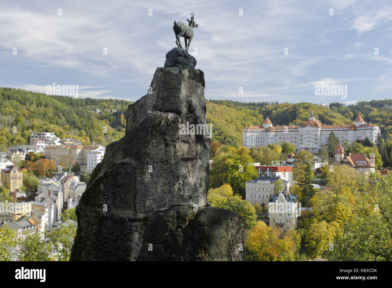 Statua, Gämse sulla roccia sopra Karlsbad, originale della statua sviluppata nel 1851 dallo scultore berlinese August Kiss, Repubblica Ceca, Europa, Foto Stock