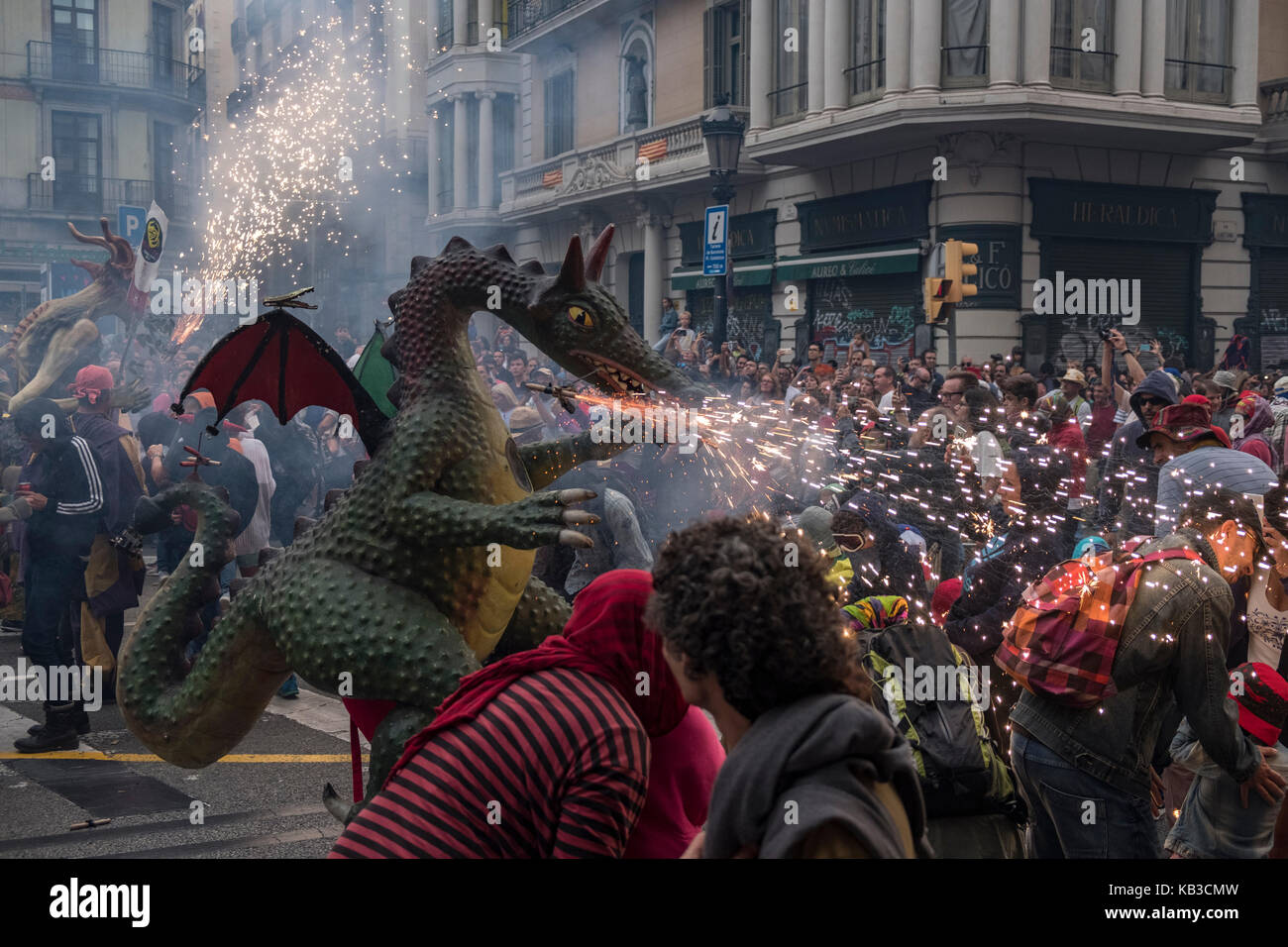 Correfocs sono tra le più suggestive caratteristiche presenti in catalano festival. In il correfoc, un gruppo di individui si vestirà come diavoli. Foto Stock