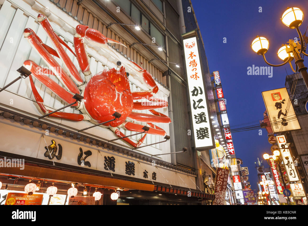 Giappone, Honshu, Kansai, Osaka Namba, dotonbori street, granchi e frutti di mare ristorante, snack, street vendite, Foto Stock