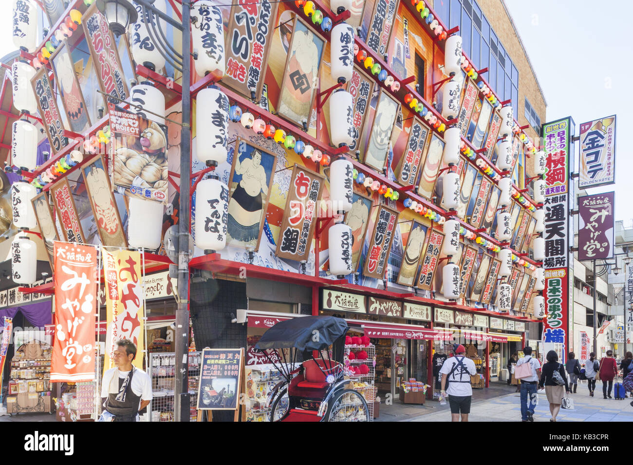 Giappone, Honshu, Kansai di osaka, tennoji, ristorante facciata con lanterne e foto di lottatori di sumo, Foto Stock