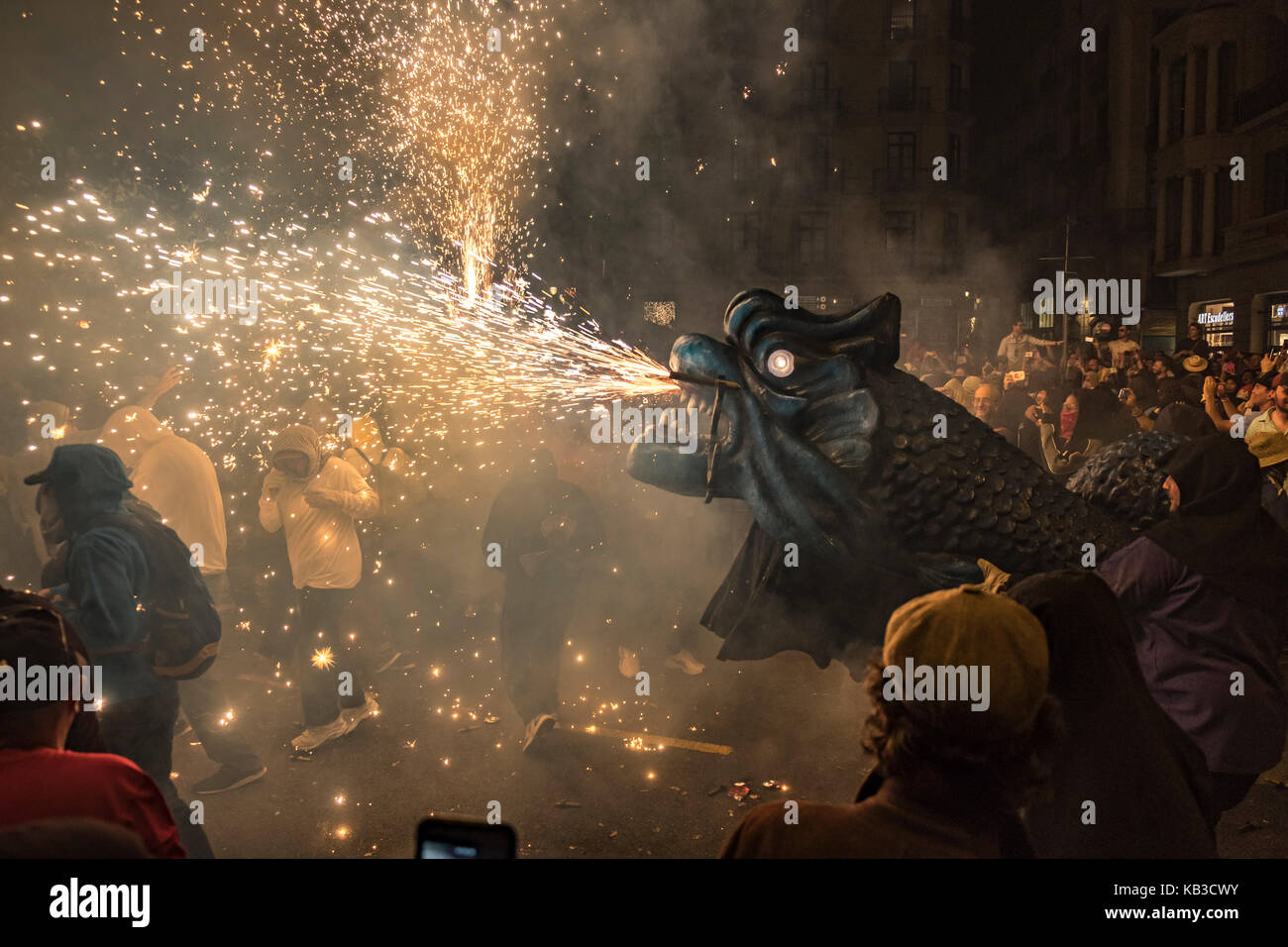 Correfocs sono tra le più suggestive caratteristiche presenti in catalano festival. In il correfoc, un gruppo di individui si vestirà come diavoli. Foto Stock