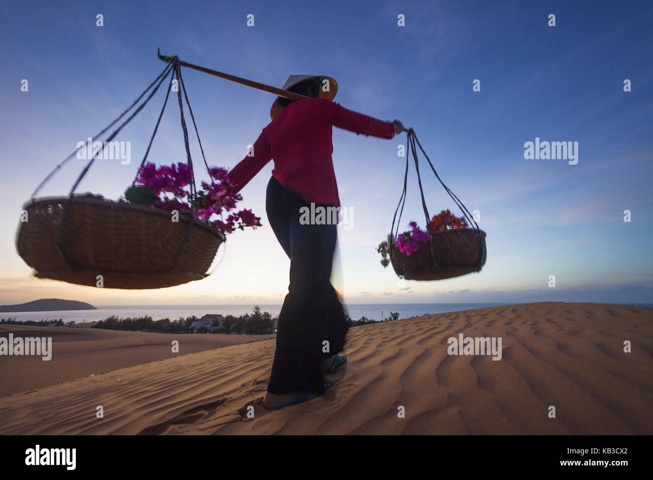 Il Vietnam, mui ne, dune di sabbia, donna porta i costi, Foto Stock
