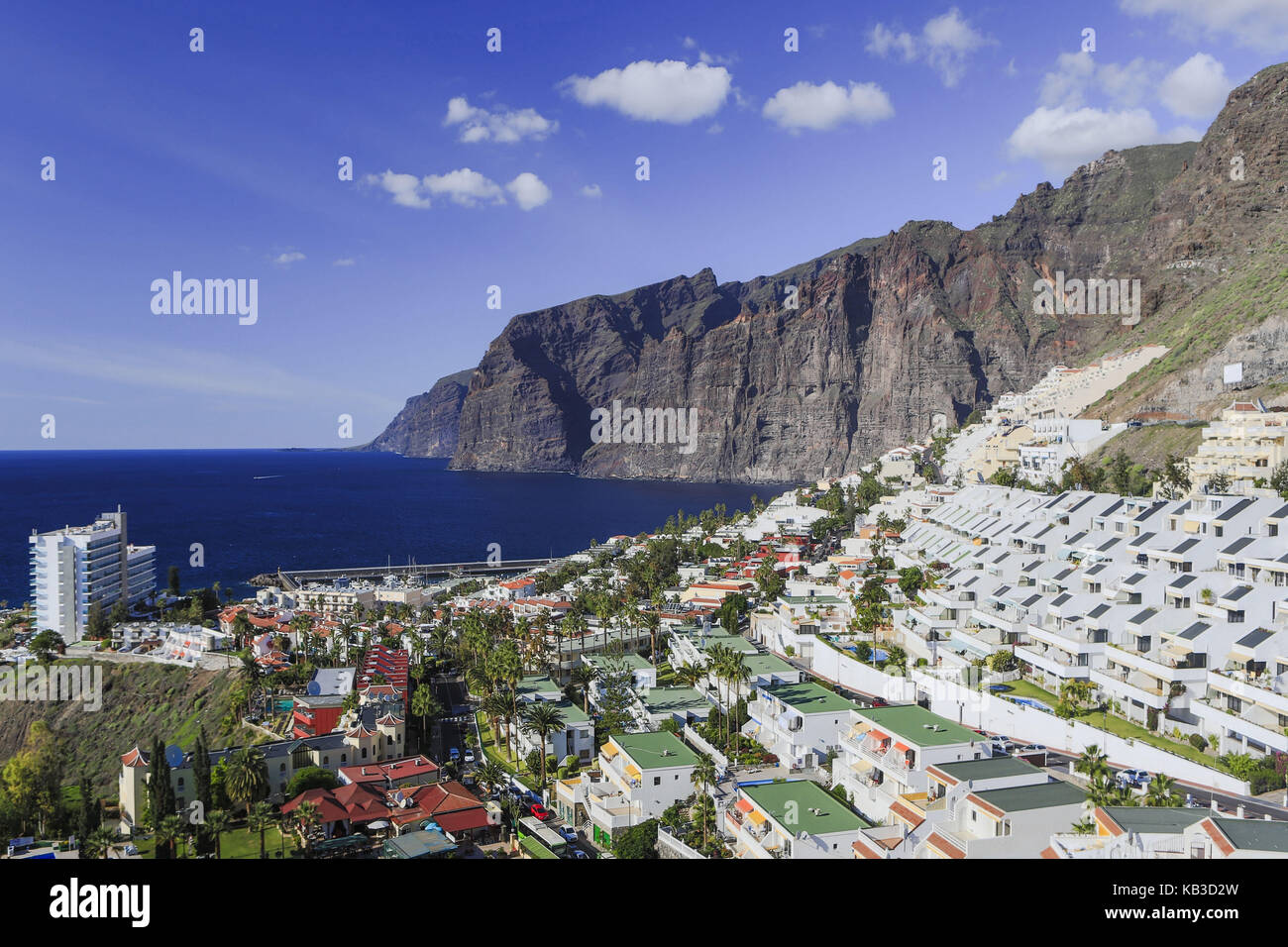 Spagna Isole Canarie, Tenerife, Los Gigantes, case, panoramica, costa, scogliere, Foto Stock