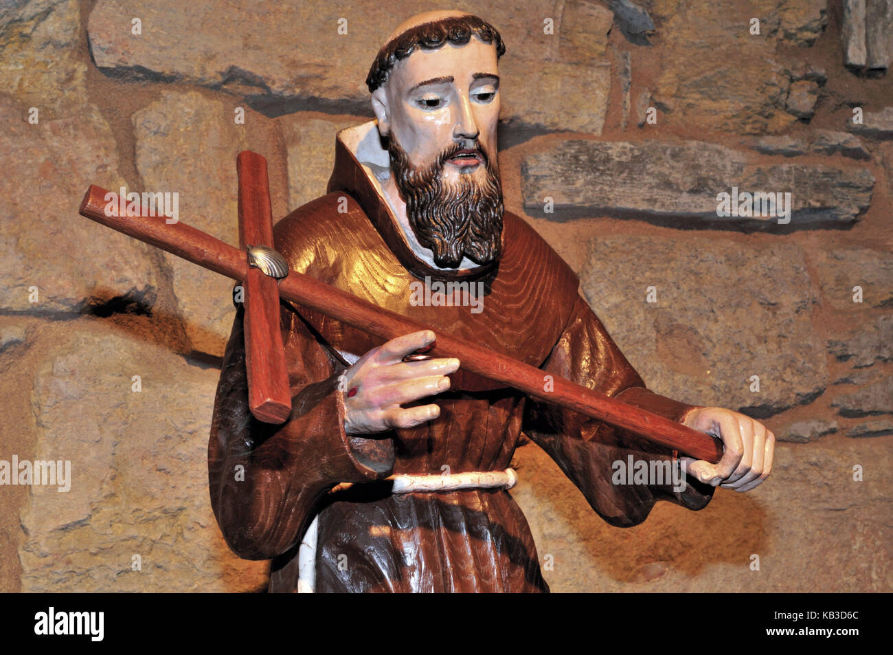 Spagna, Galizia, statua del san Franziskus come pellegrino nella chiesa parrocchiale di Santa Maria la Real a o Cebreiro, Foto Stock