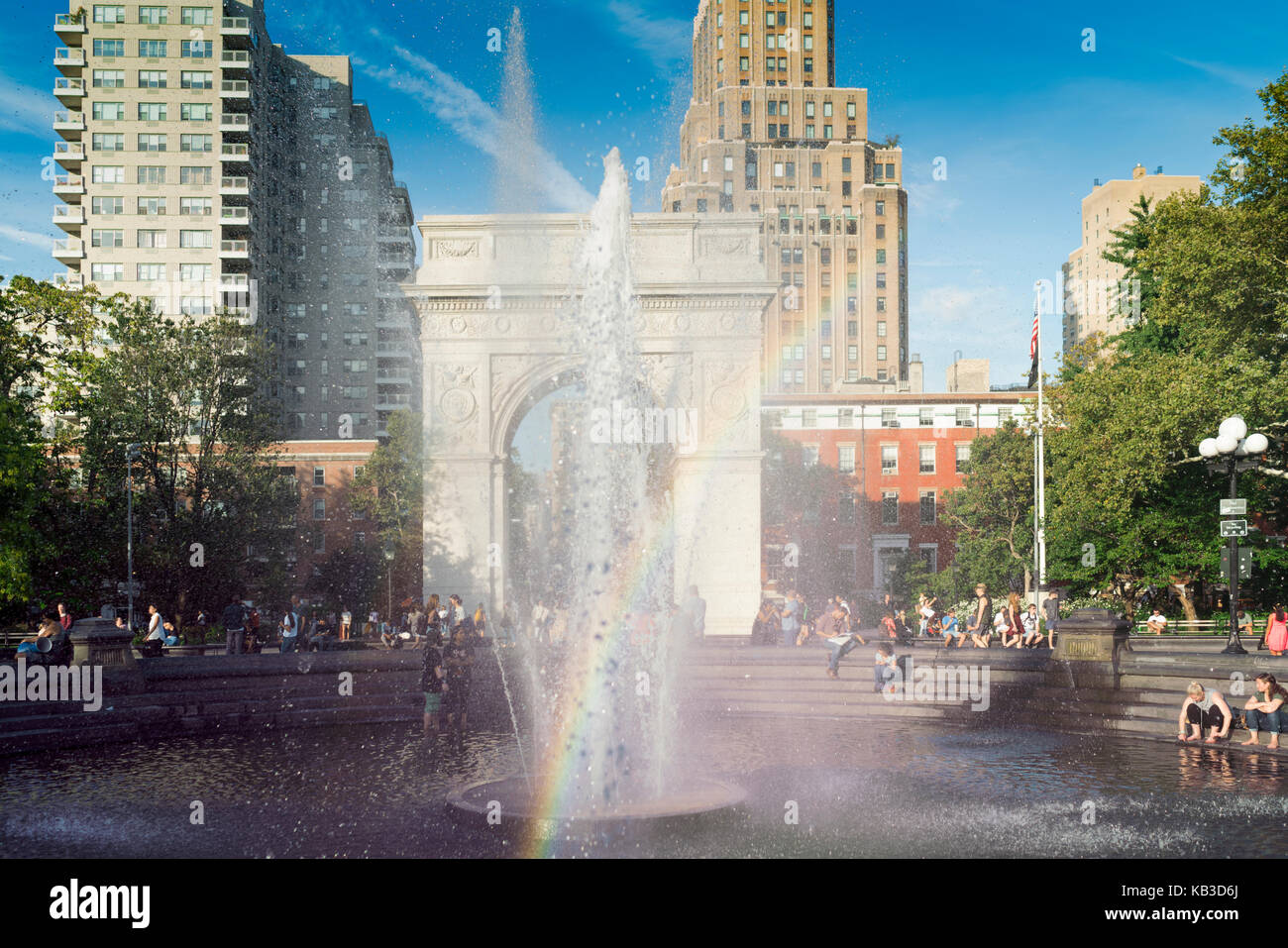 New York City - 26 settembre, 2017 - studenti e turisti rinfrescarvi presso la fontana nella piazza di lavaggio Park. Foto Stock