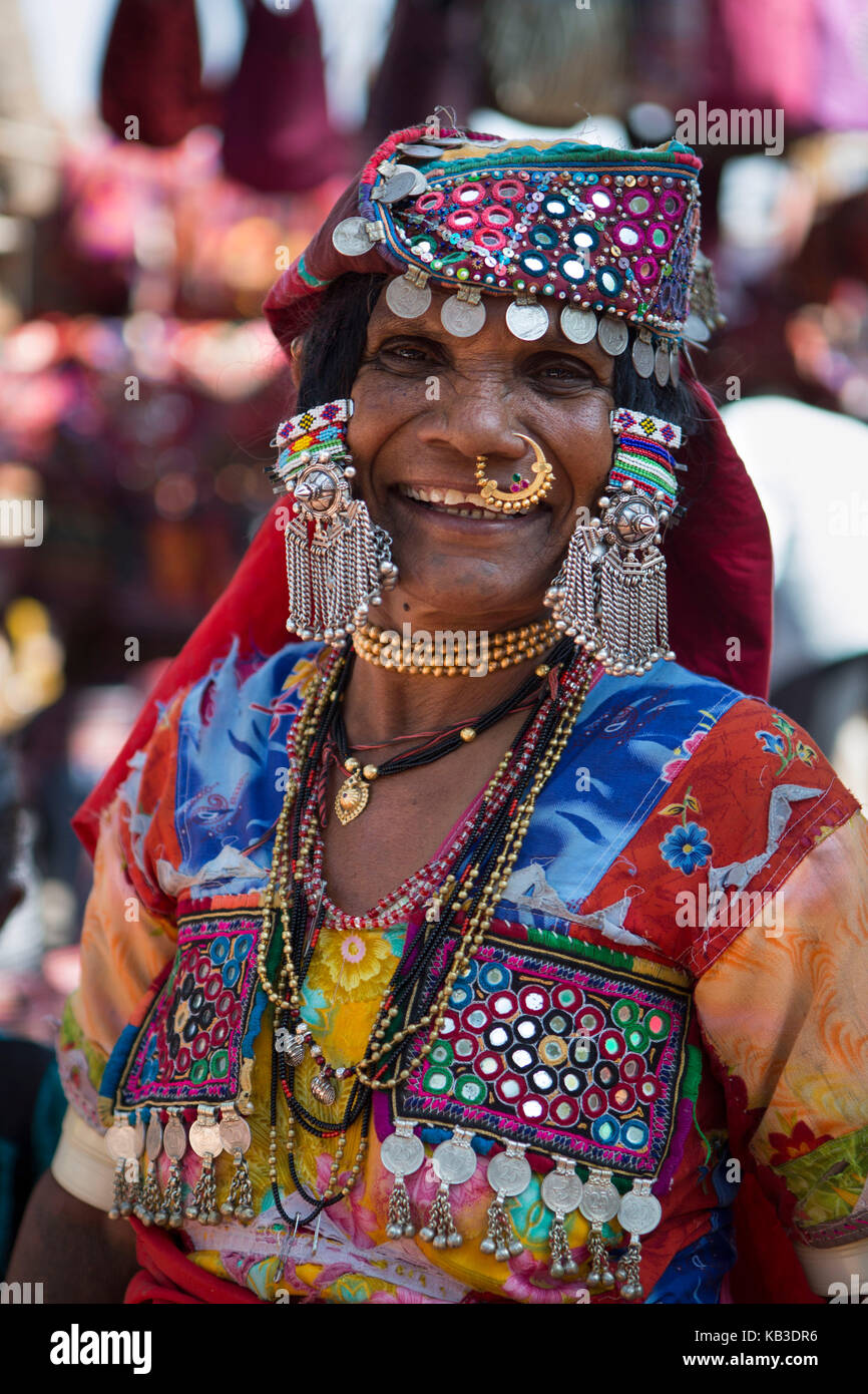 India, Goa, anjuna, il mercato delle pulci, donna locale colorato in costume tradizionale Foto Stock