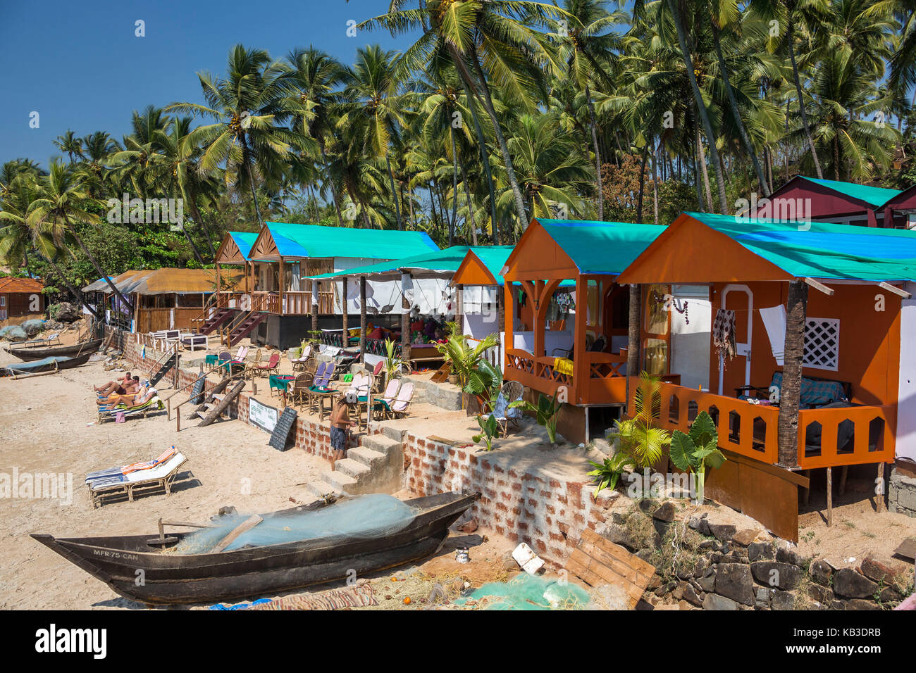 India, Goa, spiaggia di Palolem, palme e bungalows Foto Stock