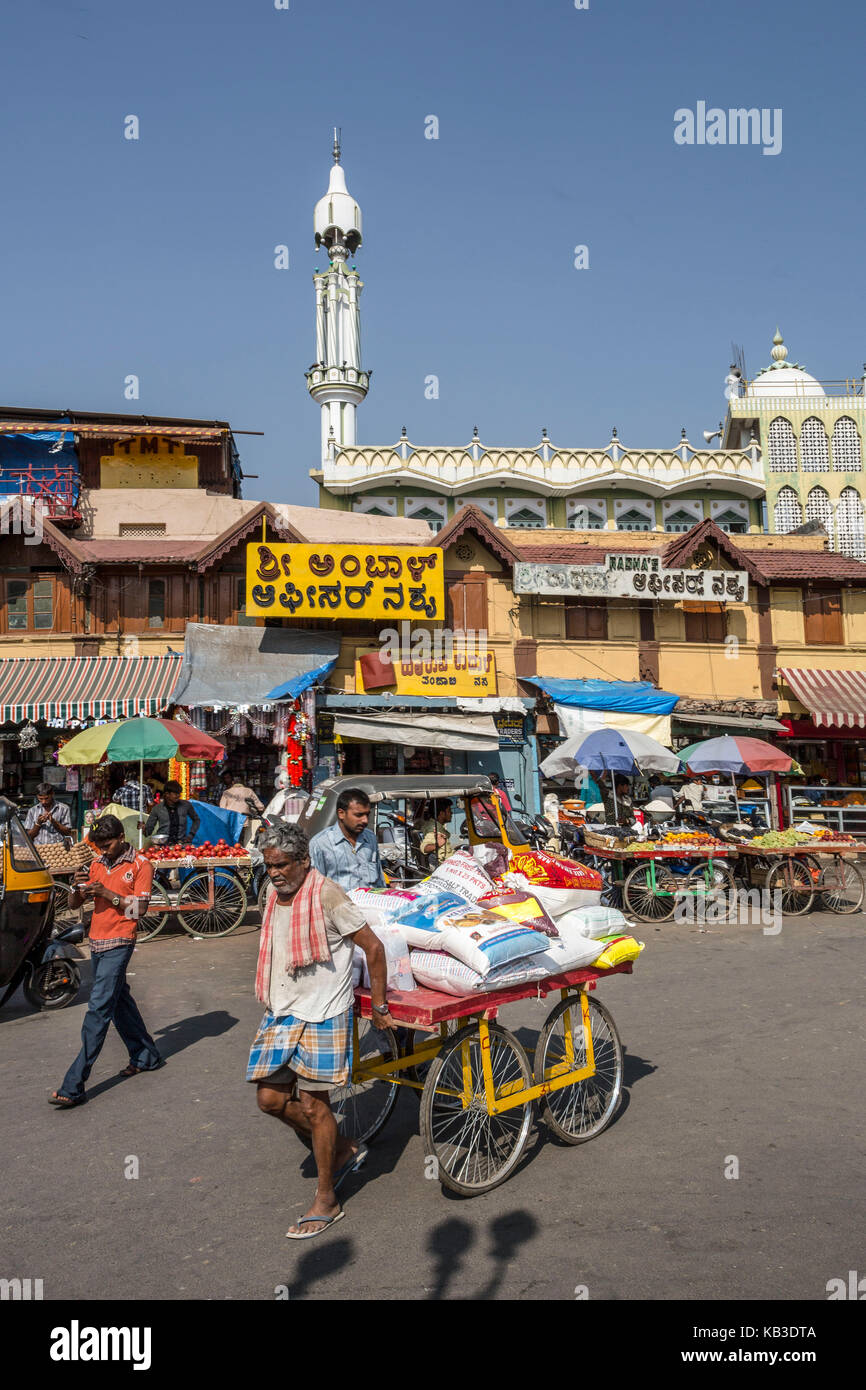 India, Karnataka, Mysore, mercato devarala, venditore ambulante Foto Stock