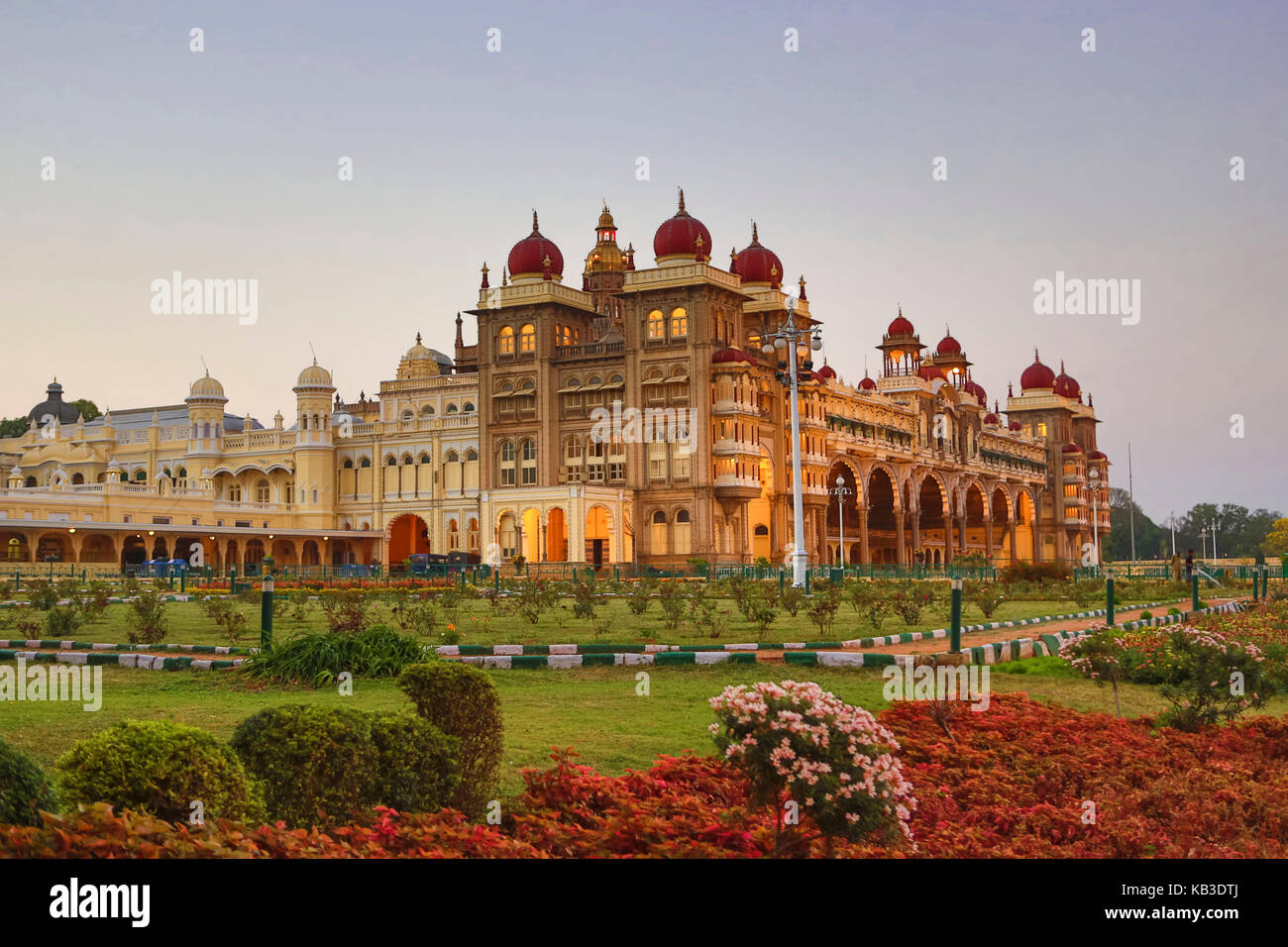 India, Karnataka, Mysore Palace di mysore al tramonto Foto Stock