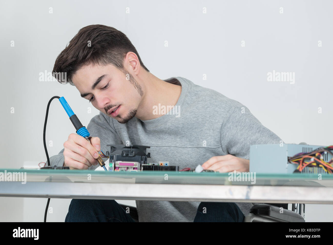 Scheda elettronica a circuito stampato dalla saldatura di controllo macchina Foto Stock