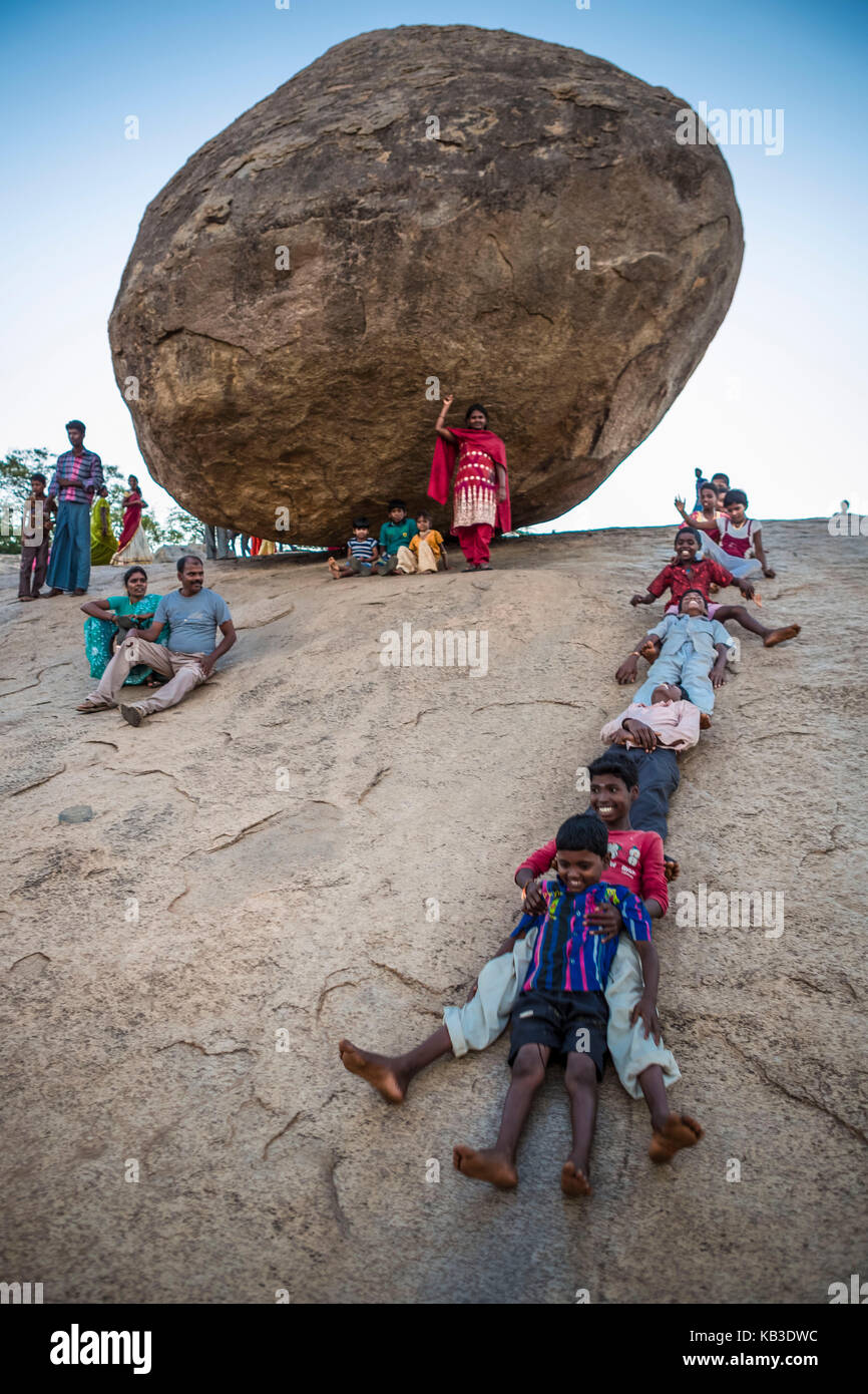 India, Tamil Nadu, Mamallapuram, palla di burro di Krishna, palla da rock, bambini da gioco Foto Stock