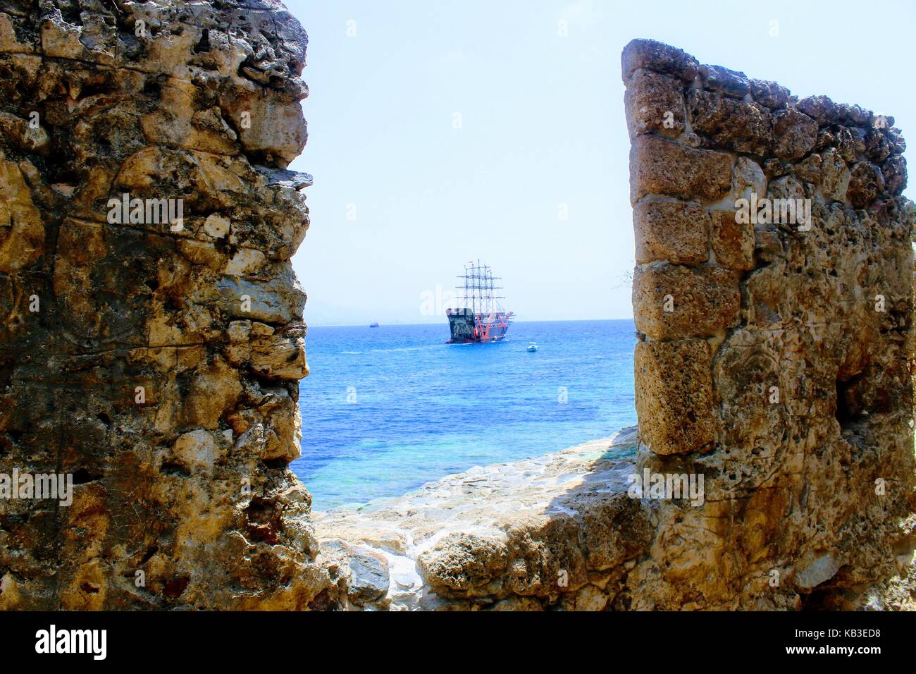 Vista di un piacere nave a vela per escursioni in mare attraverso la lacuna della fortezza parete (Antalya, Turchia) nel luglio 2017. Foto Stock