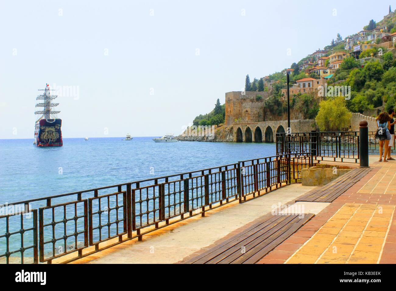 Vista dall'argine al vecchio cantiere kızıl kule e navi (Antalya, Turchia) nel luglio 2017. Foto Stock