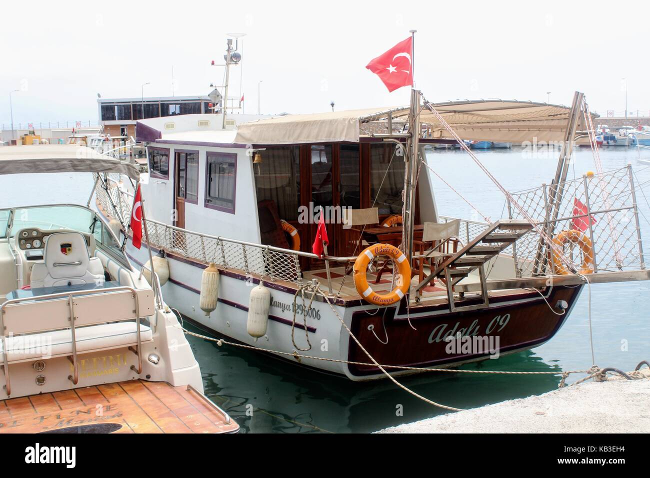 Parcheggio per yacht ormeggiati nel porto cittadino (Antalya, Turchia) nel luglio 2017. Foto Stock