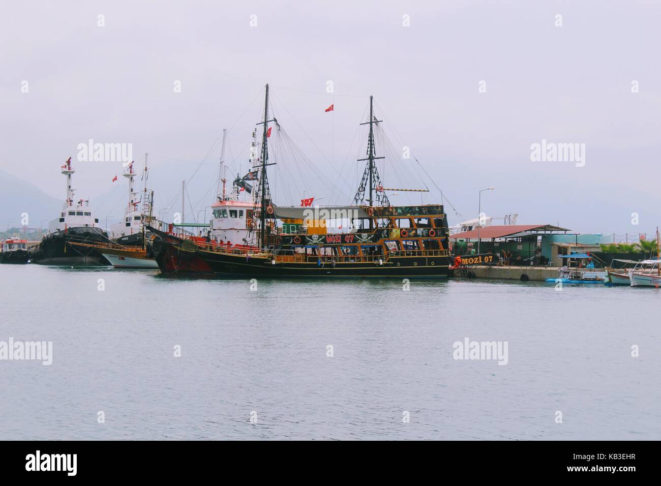 Le navi a vela per escursioni in mare nel porto cittadino (Antalya, Turchia) nel luglio 2017. Foto Stock