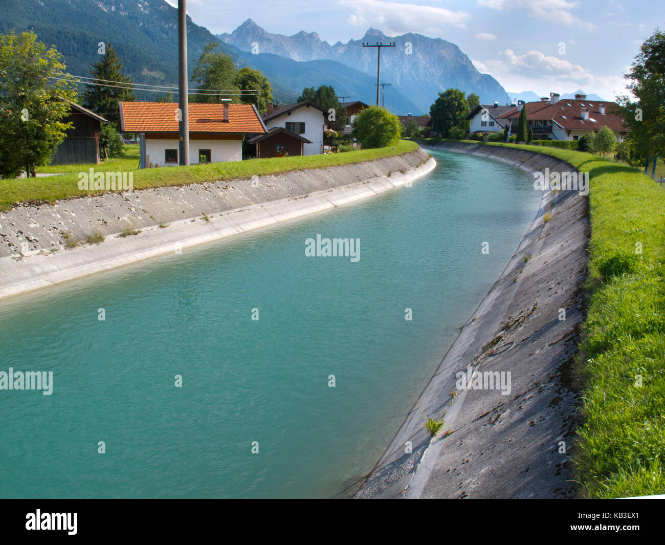 Canale Isar vicino a Wallgau (villaggio) poco di fronte all'introduzione sotterranea al lago Walchensee, vista a Karwendel, Foto Stock