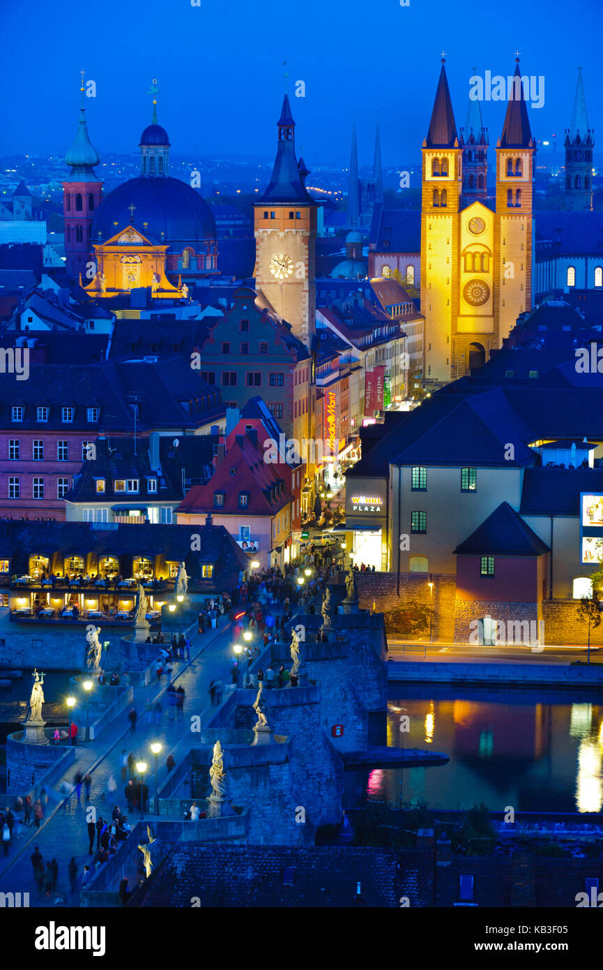 Città di Wurzburg, patrimonio culturale mondiale dell'UNESCO, ponte principale medievale con la città vecchia alla luce della sera, Foto Stock