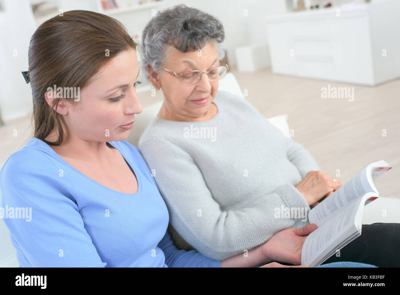 Nonna e nipote libro insieme a casa Foto Stock