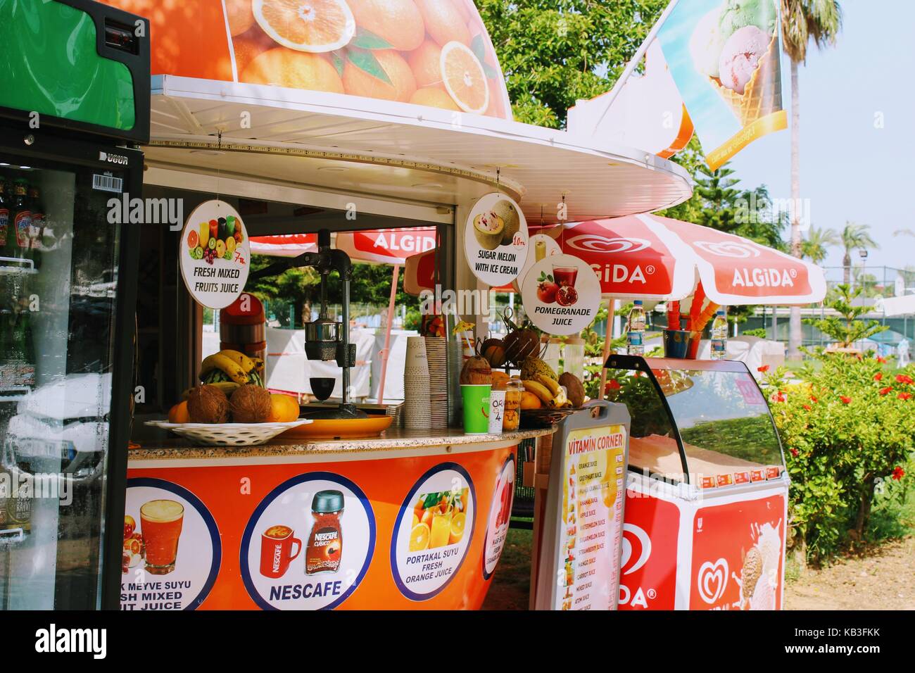 Un chiosco con succhi freschi e bevande gassate sulla strada di città (Alanya, Turchia) nel mese di luglio, 2017. Foto Stock