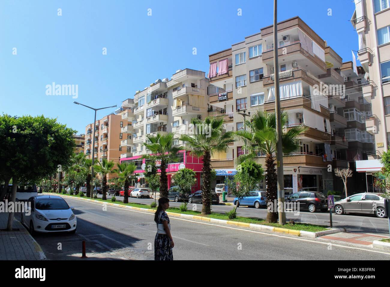 Alanya, Turchia, luglio 2017: la via centrale della città con un vivace traffico su cui molti alberghi si trovano. Foto Stock