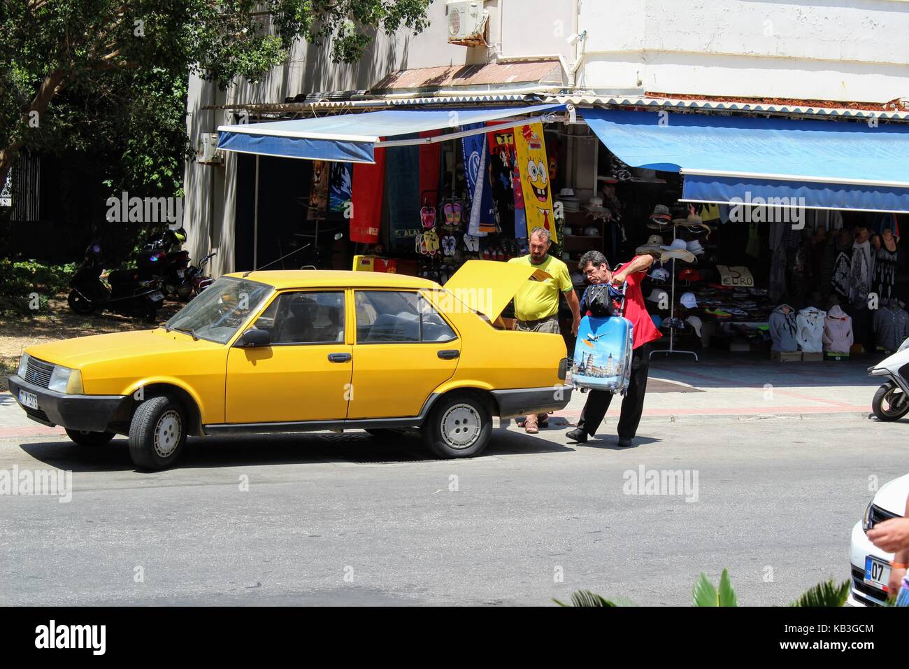 Alanya, Turchia, luglio 2017: city taxi - auto di colore giallo. Foto Stock